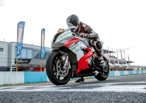 Motociclism. Daniel Onoriu își schimbă culoarea, dar nu și năravul. Un nou design, același obiectiv / GALERIE FOTO