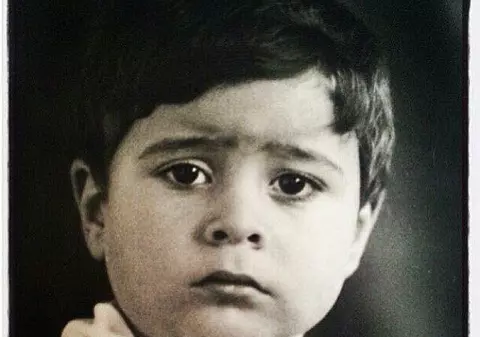 Ghicești cine este în imagine? Se iubește cu una dintre cele mai sexy vedete de la noi