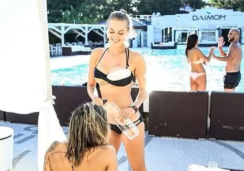 O cunoscută campioană din România și iubita ei se giugiulesc la piscină. A recunoscut că e lesbiană! FOTO HOT EXCLUSIV
