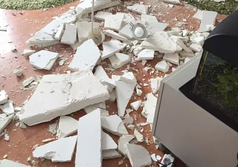 Un proprietar din cartierul Titan s-a trezit cu tavanul în cap. Locuința se afla într-un complex de blocuri nou construite