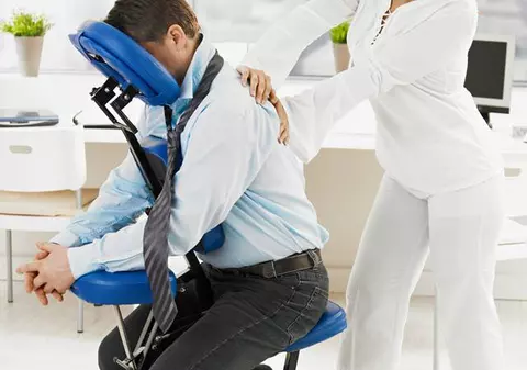 Masajul de relaxare la birou nu mai este un moft, ci o necesitate. Mai mulţi angajaţi beneficiază de şedinţe speciale la birou