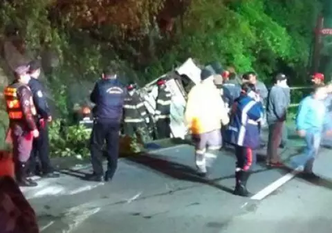 Accident cumplit. Un autocar cu studenți a căzut într-o râpă. Cel puțin 18 oameni au murit
