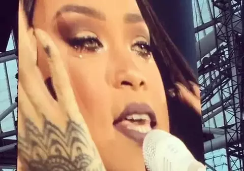Rihanna, în lacrimi la un concert. Cântăreaţa a avut nevoie de o pauză pentru a-şi reveni | VIDEO