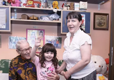 EXCLUSIV / El este cel mai bătrân tată din România. A devenit părinte la 76 de ani după un anunț la ziar