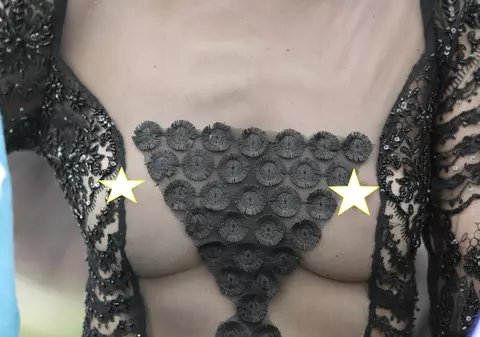 FOTO EXCLUSIV/ Imagini de infarct cu un fotomodel al „Epocii de Aur”. Deși nu mai are corpul de altă dată, a defilat în sânii goi cu rochie transparentă