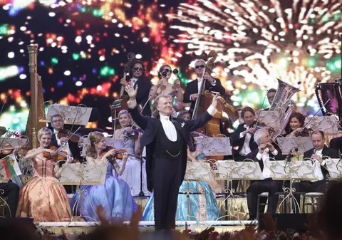 André Rieu a făcut show în în Piaţa Constituţiei. A cântat ”Ciobănaş cu trei sute de oi” | FOTO