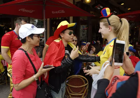 România - Franța (ora 22.00). Suporterii tricolori se pregătesc de marele meci, pe străzile Parisului / VIDEO