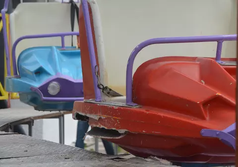 O familie din Buzău a căzut în gol cu o componentă a unui carusel / VIDEO