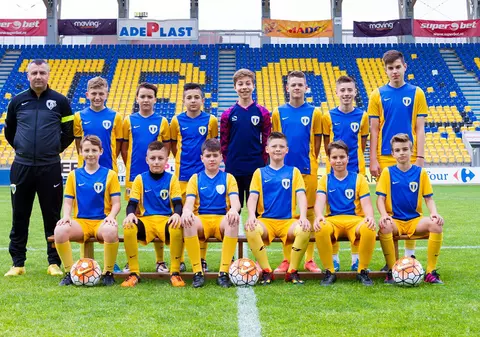 Euro 2016. Juniorii echipei Petrolul Ploiești, sponsorizați din vânzarea unor produse din supermarket / VIDEO