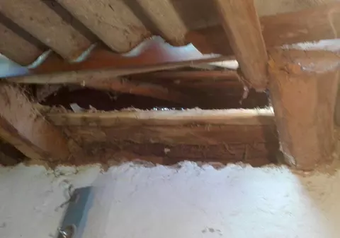 Le-a căzut o bucată de rachetă pe casă