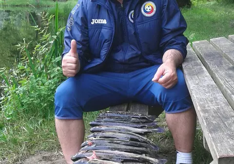Euro 2016. Jean Vlădoiu s-a relaxat la pescuit: ”Am prins câțiva păstrăvi pe care i-am mâncat cu tricolorii și cu nea Puiu” GALERIE FOTO&VIDEO