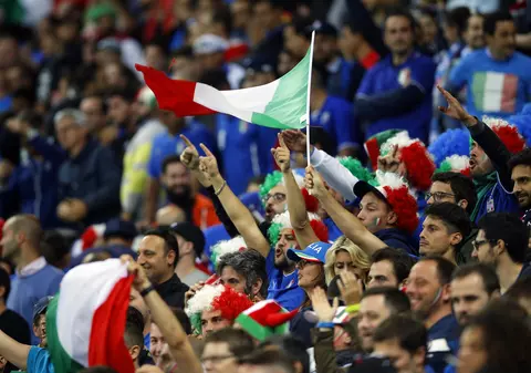 Euro 2016. Trei suporteri italieni au fost arestați pentru jigniri la adresa polițiștilor