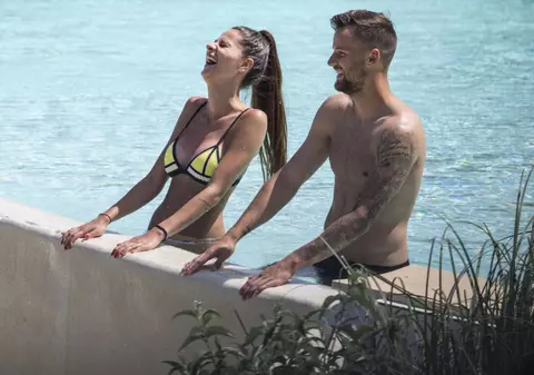 Euro 2016. Înainte de meciul cu România, elvețienii au avut liber la băut și la scăldat cu fetele în piscină!