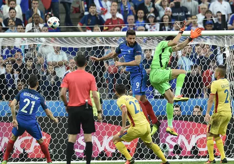 Euro 2016. Duelul ”Tătă” - Giroud, analizat la sânge. Crăciunescu n-ar fi dat fault în atac, Panduru spune că portarul putea face mai mult! / VIDEO