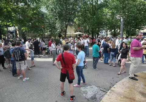 Sute de persoane la protestul din Piața Universității. Cer renumărarea voturilor de la Sectorul 1 | FOTO