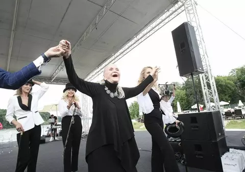 FOTO EXCLUSIV/Apariţie surpriză la aniversarea Zinei Dumitrescu. Fosta creatoare de modă, impresionată până la lacrimi