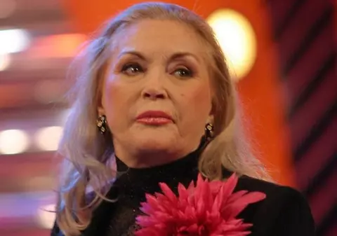 Valentina Pelinel și Dana Săvuică, în vizită la Zina Dumitrescu. Cu a ajuns să arate acum fosta creatoarea de modă