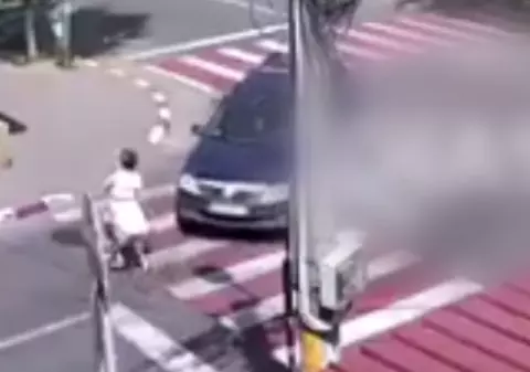 INCREDIBIL! A luat-o pe capotă chiar pe trecerea de pietoni VIDEO