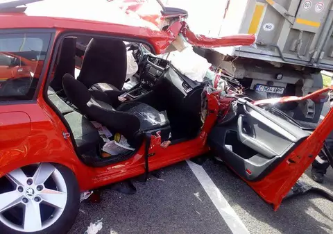 Accident la ieșirea de pe Autostrada A4. O mașină a intrat într-un tir / FOTO