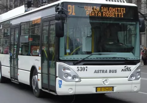 UPDATE/ Zeci de troleibuze blocate pe Bulevardul Regina Elisabeta. Pana a fost remediată și circulația a fost reluată