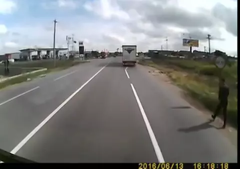 ”Un taximetrist încearcă să se sinucidă pe drumurile din România”. Imagini șocante