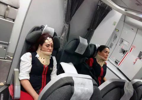 Clipe de coșmar pentru pasagerii unui avion care a trecut printr-o zonă de turbulenţe puternice: "A fost un miracol că am supravieţuit"| VIDEO