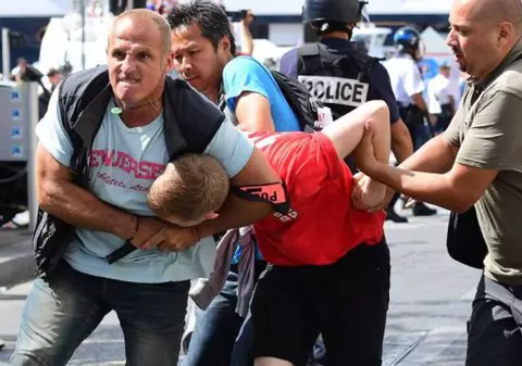 Euro 2016. Învinuită pentru masacrul de la Marsilia, UEFA amenință Anglia și Rusia cu excluderea! | Bilanțul bătăilor: un mort, 34 de răniți și 15 arestați