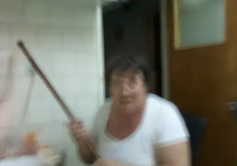 EXCLUSIV / Război cu bâtele în familia lui Dan Condrea. Laura Georgescu și mama ei se acuză reciproc de amenințări și bătăi