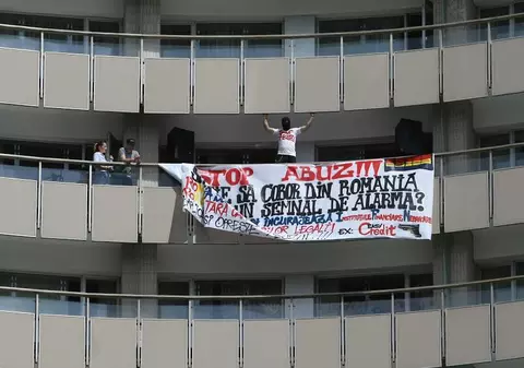 Bărbatul care ameninţa că se aruncă de pe Intercontinental a renunţat la protest. Omul e îngropat de un IFN: "Am penalizări 1.500 de euro pe zi"