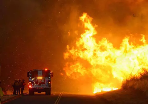 Stare de urgență în California din cauza incendiilor de vegetație. 1.200 de pompieri se luptă cu flăcările| IMAGINI APOCALIPTICE