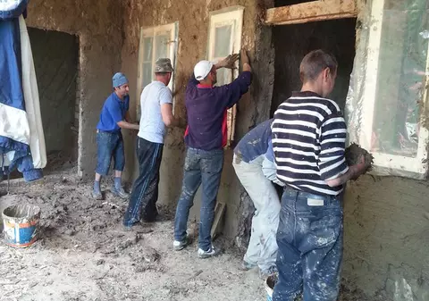 Clacă la casa lui George Enescu! Voluntarii au reparat pereții cu mâinile goale