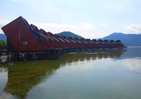 Ca în Bora Bora! Primele 15 căsuțe suspendate deasupra Dunării vor fi gata într-o lună