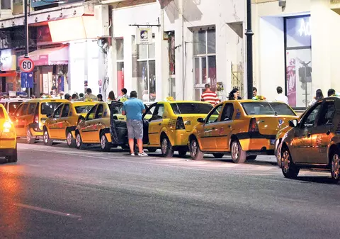 Circulăm în taxiuri cu probleme. O razie a polițiștilor și a inspectorilor RAR a scos la iveală un fapt îngrijorător