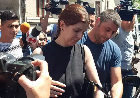 EXCLUSIV / Soția și cumnatul lui Condrea, cu bodyguarzi la DNA