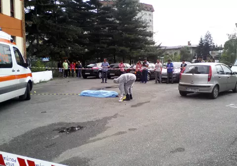 Tragedie în Piteşti. Un elev de 16 ani s-a aruncat de la etajul 9