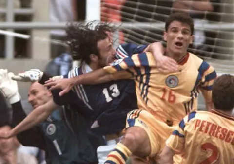 Euro 2016. N-am învățat nimic! Fix acum 20 ani, Dugarry ne marca un gol identic cu cel al lui Giroud! Ghici pe cine are idoli Tătărușanu! VIDEO