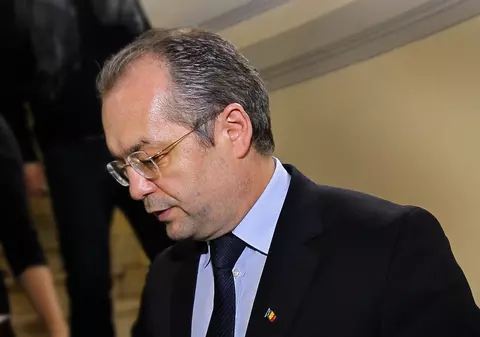 VIDEO/ Emil Boc a fost audiat în dosarul medicului Mihai Lucan. „Am fost la Lukmed, am plătit 1.500 lei. Bonul nu-l mai am, am dus haina la curățat și l-am aruncat”