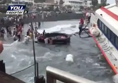 Un feribot cu 123 de persoane la bord a lovit un dig în Italia | VIDEO
