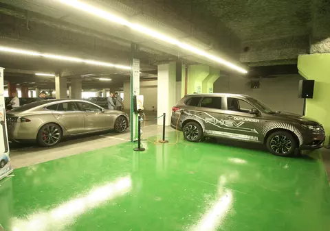 Prima stație de încărcat mașini electrice în hypermarket a fost dată în folosință astăzi