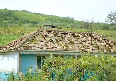 Ce a rămas în urma furtunilor de zilele trecute și câți morți a adus canicula! Oamenii văd cerul prin acoperiş din cauza grindinei FOTO