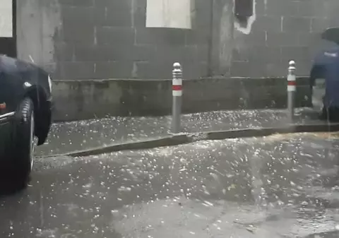 Ploi torenţiale şi posibile căderi de grindină sâmbătă. Se încălzește duminică