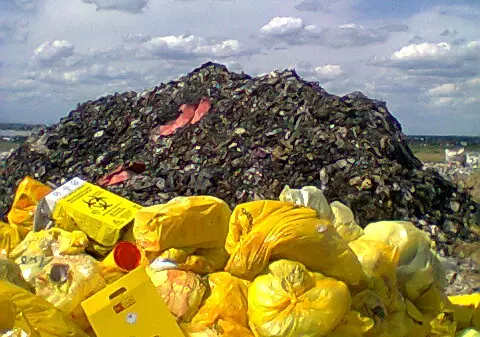 EXCLUSIV / Garda Națională de Mediu a declanșat o anchetă. Suspiciuni că deșeuri periculoase sunt aruncate la groapa de gunoi