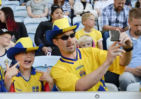 Euro 2016! Gata cu violențele! Fanii Suediei și cei ai Irlandei au cântat împreună ”Dancing Queen” - ABBA! VIDEO