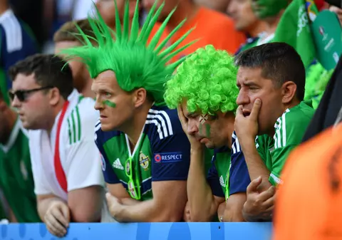 Euro 2016. Tragediile nu se mai termină! Un suporter al Irlandei de Nord a căzut de la 8 metri și a murit!
