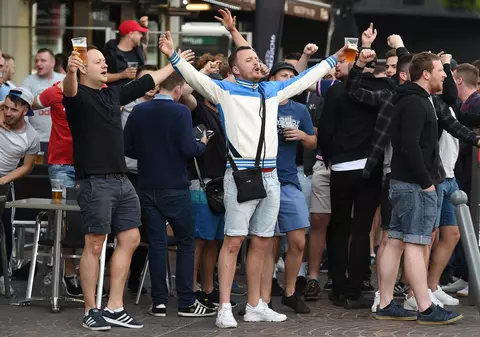 Euro 2016. Fanii îşi fac de cap şi la Lille. În aşteptarea ruşilor, englezii s-au "antrenat" cu galezii. Imagini terifiante cu ruși bătăuși! VIDEO