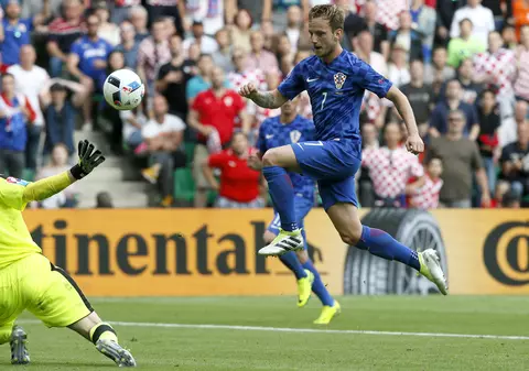 Euro 2016, grupa D. Cehia - Croația 2-2. Suporterii croați au creat haos, aruncând cu torțe și petarde pe teren, iar Necid a egalat din penalty /  FOTO