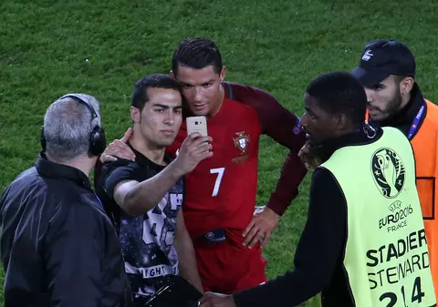 Euro 2016. Un fan și-a făcut selfie pe gazon cu Cristiano Ronaldo. Nu-i mergea telefonul. Ce reacție a avut starul / VIDEO
