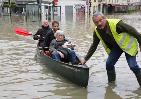 Euro 2016. La o adică, puteți și cu barca în Franța! Parisul este sub ape