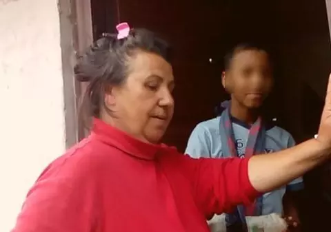 Măritată cu un african, o femeie din Suceava a revenit acasă de teama războiului din Guineea