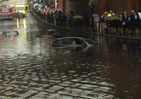 Inundații în Londra, după ce a plouat o oră | FOTO și VIDEO